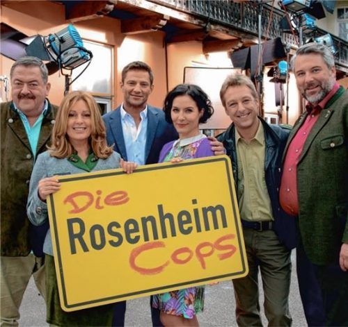 Die Protagonisten der Serie (von links): Korbinian Hofer (Joseph Hannesschläger), Marie Hofer (Karin Thaler), Sven Hansen (Igor Jeftic), Miriam Stockl (Marisa Burger), Michael Mohr (Max Müller) und Anton Stadler (Dieter Fischer). Foto VKR GmbH/Christian A. Rieger/ZDF