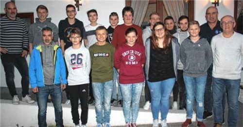 Die Prüfungsteilnehmer mit Schiedsrichter-Lehrtwart und -Obmann
