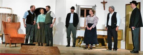 Die Rohrdorfer Akteure von links: Haslingers Frau (Anna Hausstetter), Haslinger (Rupert Wagner), Haslinger-Tochter Ev (Franziska Estner), Lois Kreithofer (Simon Hausstetter), Knecht Martl (Jakob Wagner junior), Magd Zenz (Franziska Faltermeier), der Großvater (Georg Dick senior), Kreithofer (Markus Auer).Foto lohmann