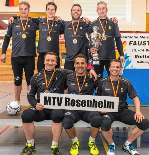 Die Rosenheimer Meistermannschaft mit Lothar Kiermaier, Christian Weiß, Günter Ortmeier, Thomas Schenk (hinten von links), Steve Schmutzler, Abdilaziz Lamharraf und Marcel Hebling (vorne von links).