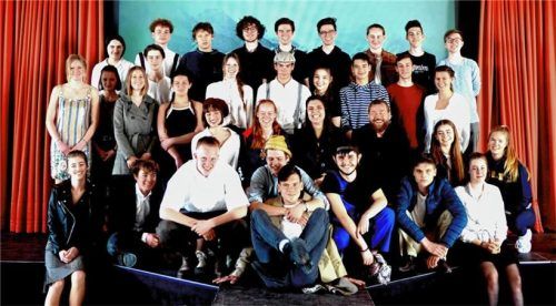 Die Schüler des Profilfachs „Theater und Film“ mit ihrem Lehrer Michael Steurer (zweite Reihe, Dritter von rechts.)Foto re