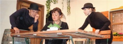 Die skurrilen Figuren „Ratsch und Tratsch“, Kathi und Georg Schildhauer im Hintergrund, sind gerade eifrig dabei, mit der „Fotzner-Mari“ (Marianne Bachl) das Gerüchtekarussell anzukurbeln.Foto Sollinger