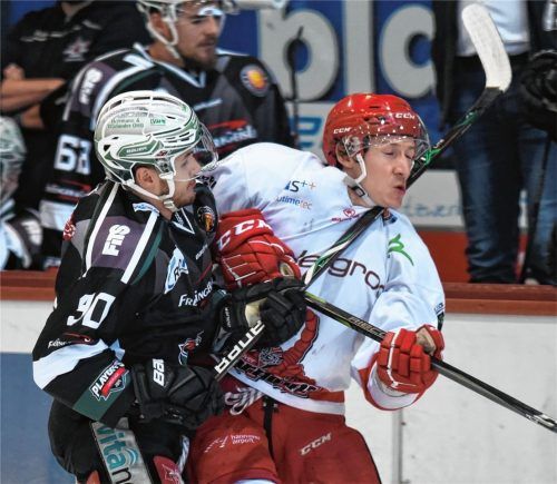 Die Spieler beider Teams werden auch heute wieder an die Grenzen des Erlaubten gehen: Da kann es im Zweikampf wie hier zwischen dem Rosenheimer Chase Witala und dem Hannoveraner Sean Fischer schon einmal wehtun. Passiert ist in dieser Szene aus dem zweiten Spiel nichts. Es gab auch keine Strafzeit. Foto  Ziegler