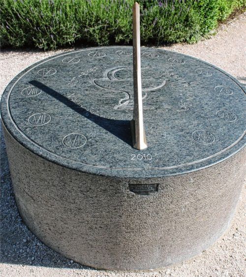 Die Stunden des Tages zeigt die Sonnenuhr des Vogtareuther Künstlers Alfred Regnat. Sie steht seit der Landesgartenschau im Jahr 2010 im Herzen des Apothekergartens im Rosenheimer Riedergarten.Fotos Frick