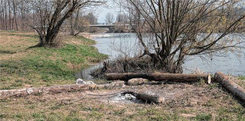 Die Unglücksstelle: Hier feierte der 67-Jährige mit einer kleinen Gruppe am Lagerfeuer. Mitten in der Nacht stürzte er plötzlich in die eiskalte Mangfall. Taucher fanden die Leiche an der neuen Mangfallbrücke (im Hintergrund). Fotos Reisner