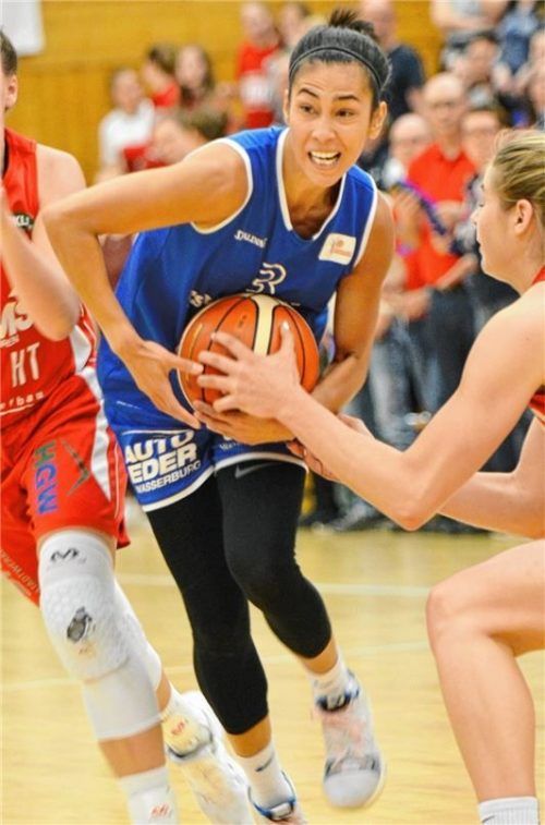 Die US-Amerikanerin Jennifer Schlott macht es vor: Im Spiel um Platz drei ist heute im Heimspiel gegen Marburg Durchsetzungsvermögen gefragt. Foto  Hörndl