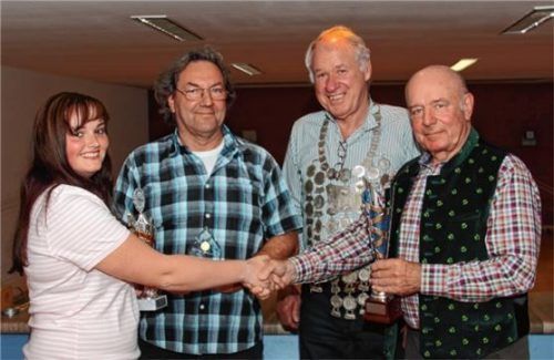Die Vereinsmeister und der Schützenkönig der Frahamer Inntalschützen (von links): Sophia Mittermayer, Andi Ganghofer senior, Georg Lanzinger und Günther Koziol.Foto  Kirsch