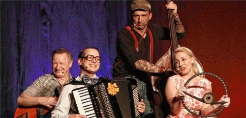 Die vier Musiker auf ihrer Zeitreise: Conny und Alexander (vorne), hinten Peter (links) und Freddy.Foto Stuffer