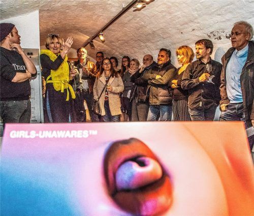 Die Vorsitzenden des Arbeitskreises 68, Dominic Hausmann und Katrin Meindl, bringen dem Publikum die Werke von Can Sezer nahe. Im Vordergrund die Einladungskarte zur Ausstellung, die noch bis zum 12. Mai zu sehen sein wird.Foto Thomas Kirchgraber