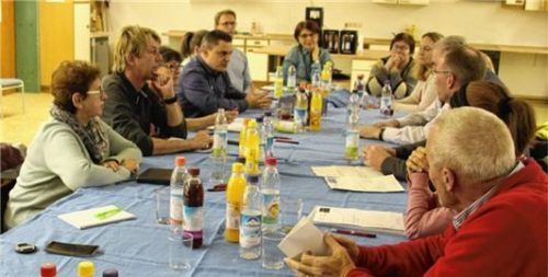 Diskussionen: Die Vereinsvertreter diskutierten mit Bürgermeister und Stadträten lange über Lösungs-vorschläge.Foto  brenner