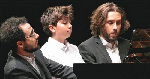 Drei am Klavier: Sie spielten mit sechs Händen an einem Klavier: Luca Buratto, Antonio Alessandri, Emanuele Delucchi (von links).Foto Janka