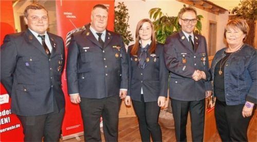 Dritte Bürgermeisterin Anneliese Schuster (von rechts) dankte im Namen der Marktgemeinde dem scheidenden Kommandanten Thomas Wimmer; daneben die neue Schriftführerin Veronika Dreger sowie der neue Kommandant Günther Stuiber mit seinem Stellvertreter Andreas Ziegler. Foto  Bachmaier