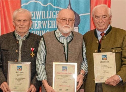 Ehre für ihre langjährige Treue zum Verein (von links) Rupert Weingast, Erlafrid Hiltl und Adolf Dinglreiter. Foto re