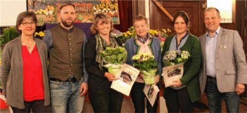 Ehrung Blumenschmuck: (von links) die Zweite Vorsitzende Agnes Astner, Kreisfachberater Roman Pröll, Marianne Maurer (erster Platz), Katharina Stuffer (dritter Platz), Irmi Wallner (zweiter Platz) und der Vorsitzende des Vereins, Simon Mayer.