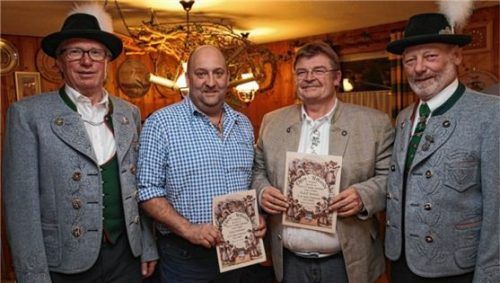 Ehrung für langjährige Mitgliedschaft (von rechts): Vorsitzender Martin Berger, Rudi Wenisch, Georg Hochreiter und Zweiter Vorsitzender Sepp Buchner.Foto  Meling