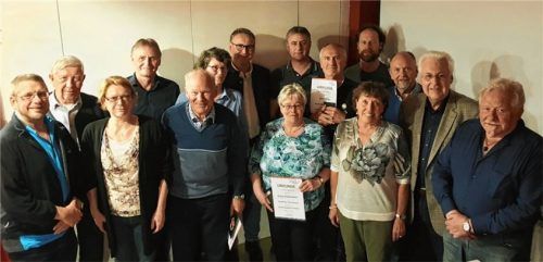 Ehrung (von links): Vorstandsmitglied Klaus Wiesener, Rudolf Kelbel (50 Jahre), Claudia Warter (25 Jahre), Klaus Vockensperger (25 Jahre), Klaus Schiffmann senior (70 Jahre), Manuela Buchmeier (40 Jahre), Robert Daxeder (40 Jahre), Erika Federmann (25 Jahre), Michael Reich (40 Jahre), Josef Miko (40 Jahre), Irmi Lüers (50 Jahre), Bernd Michl (25 Jahre), Günther Zellner (25 Jahre), Vorstandssprecher Gerhard Duschl und Horst Spielvogel (50 Jahre).