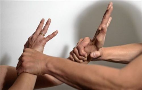 Ein 26-jähriger Rosenheimer hatte seine damalige Frau attackiert. Dafür ist er jetzt vor Gericht verurteilt worden. Foto dpa