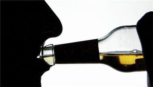 Ein 43-jähriger Rosenheimer, der im Rauschzustand immer wieder gewalttätig wurde, muss erneut in Haft. Foto dpa