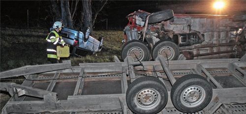 Ein Autotransporter, der zwei Fahrzeuge geladen hatte, kippte am Montagabend auf der A8 bei Bernau um. Foto Reisner