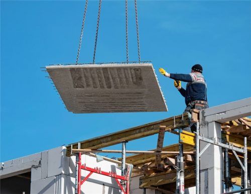 Ein Bauarbeiter auf einer Baustelle, auf der Wohnungen entstehen sollen. Insgesamt soll die Konjunktur am Bau an Schwung verlieren. Die Bau- und damit auch die Kaufpreise steigen jedoch weiter. Fotos Daniel Reinhardt (dpa) /re