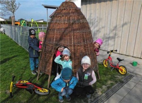 Ein beliebter Spielplatz in der Kinderwelt Sonnenschein in Taufkirchen sind die Weidenhütten, die dank der Unterstützung des Fördervereins angeschafft werden konnten.Foto  Fill