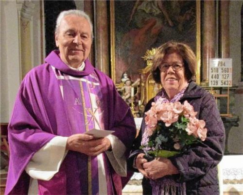Ein Dankeschön zum Abschied: Pater Alois Stautner mit Marianne Meyer, die jahrelang zwei Feldkapellen gepflegt hatte und diese Aufgabe aufgrund ihres Alters in andere Hände übergeben hat.Foto  re