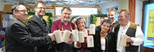 „Ein Prosit auf das Kraiburger Frühlingsfest!“: Gebietsverkaufsleiter Martin Berger von der Graf-Toerring-Brauerei (Zweiter von rechts), Bürgermeister Dr. Herbert Heiml (Dritter von links) und Pfarrer Michael Seifert (Zweiter von links) stießen mit der Festwirts-Familie Hanetzok – Jürgen (von links), Bruni, Marion und Thomas – auf ein fröhliches Fest an. Foto  bachmaier