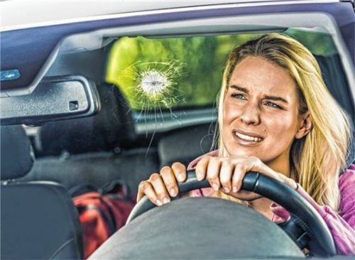 Ein Steinschlag ist schnell passiert. In manchen Fällen kann er ohne Scheibentausch repariert werden.Foto djd/Kfzgewerbe