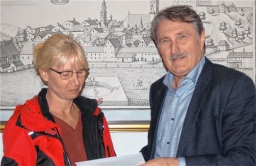 Eine eigene Bürgerversammlung für Senioren gibt es nicht in vielen Orten. In Kraiburg hat Michaela Baumgart die Initiative dazu ergriffen, eines von vielen Anliegen, das die Senioren- und Behindertenbeauftragte auf den Weg brachte. Bürgermeister Herbert Heiml hat sie im Gemeinderat mit einem kleinen Geschenk verabschiedet.Foto  Grundner
