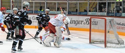 Eine kleine Vorentscheidung: Alexander Höller (hinten) hat gerade zum 4:1 für die Starbulls getroffen.Fotos Ziegler
