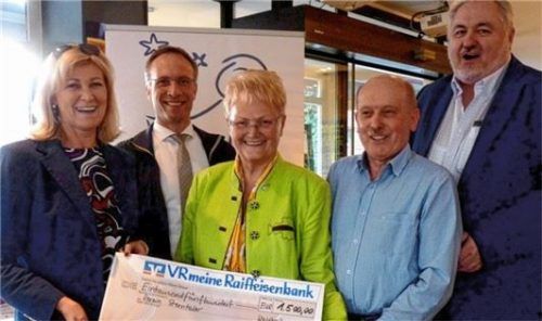 Einen Scheck über 1500 Euro überreichten die beiden Gründungsmitglieder Manuela Keller (links) und Albert Tauschhuber (Zweiter von rechts); die Vorstandsmitglieder (von rechts) Anton Sterr, Inge Schnabl und Robert Pötzsch freuten sich darüber.Foto  Fischer
