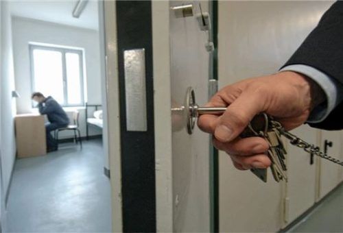 Eingesperrt: Ein 40-jähriger Rosenheimer wird 13 Monate im Gefängnis verbringen. Foto dpa