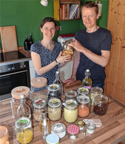 Einiges vom Inhalt der Speisekammer und aus dem Bad haben Rosa Varga und Alex Weisser zur Veranschaulichung herausgeräumt. Plastikbehälter und -folien gibt es in ihrem Haushalt nicht mehr.Fotos detzel