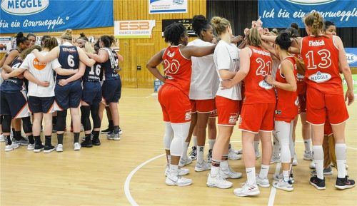 Einschwören auf das nächste Duell: Die Mannschaften aus Freiburg (links) und Wasserburg nach dem Spiel vom Samstag in der Badria-Halle.Foto Hörndl