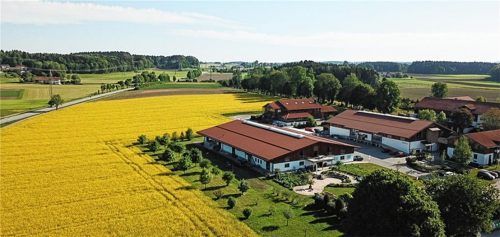 EM Chiemgau-Firmensitz in Stephanskirchen: Christoph Fischer hat das einstige Lager des Unternehmens Timezone 2015 umgebaut und erweitert. Jetzt bräuchte die Produktion schon wieder mehr Platz. Fotos re