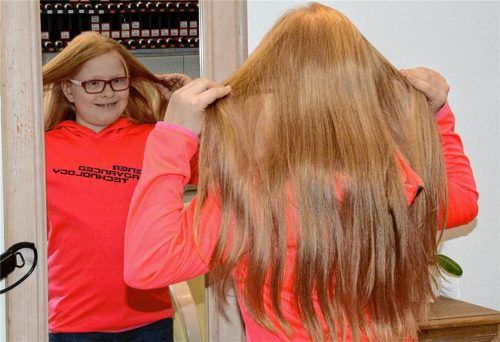 Emily Wagenstetter liebt ihre langen, roten Haare. Dennoch will sie diese für einen guten Zweck spenden. Fotos ammelburger