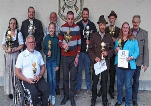Erfolgreicher Tag für die Schützen (von links): Maria Cupo, Martin Schaffenrath (vorne) Rainer Niedermaier, Antonia Seiffert, Sigi Ebert, Peter Huppenberger, Tim Noichl, Herbert Brenner, Hans Schürf, Michaela Maier und Bürgermeister Peter Kloo. Foto sedlbauer