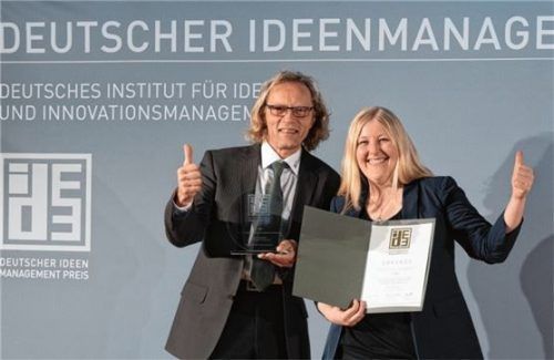 Erster Preis des Deutschen Ideenmanagements, Kategorie Arbeitssicherheit: Norbert Hammerl von InfraServ Gendorf, freut sich mit ISG-Ideenmanagerin Birgit Eder. Foto Zentrum Ideenmanagement