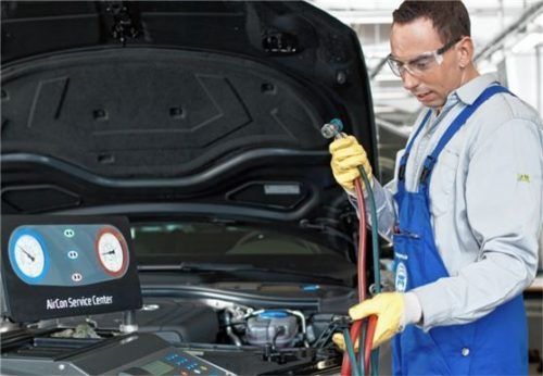 Experten reinigen und desinfizieren die Anlage mithilfe von Spezialwerkzeug.