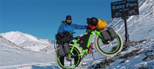 Extremsportler Florian Reiterberger (39) in Alaska. Die nächste Herausforderung steht unmittelbar bevor: der Rainy Pass, mit 1500 Höhenmetern der höchste Punkt des Iditarod-Trails. Zu diesem Zeitpunkt spielte sein Knie noch mit.Fotos reiterberger