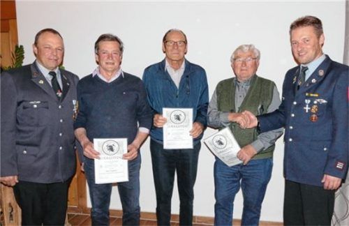 Feuerwehr-Vorstand Martin Berger (rechts) und sein Stellvertreter Robert Ziegler dankten den langjährigen Mitgliedern Sepp Scheitzeneder (ab Zweiter von rechts), Franz Stenger und Peter Voglmaier.Foto  Bachmaier