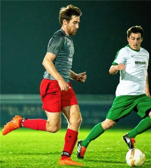 Florian Hunglinger (links) eröffnete den Priener Torreigen beim 5:0-Sieg in Altenmarkt.Foto Weitz