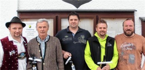 Fototermin bei den Stockschützen (von links): Abteilungsleiter Georg Löw, Ehrenmitglied Peter Demmel (runder Geburtstag), Thomas Freiberger (150 Turniereinsätze) und Robert Egger, der ein lebendes Ferkel für seinen unermüdlichen Einsatz erhielt. Foto re