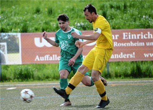 Freddy Schramme (rechts) und Edling kassierten beim SB Rosenheim II eine 0:1-Niederlage. Foto  Ruprecht