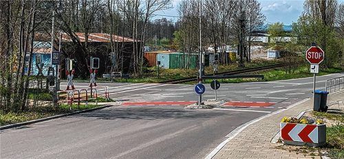 Freie Fahrt im Mai für rund 10000 Fahrzeuge täglich –der Bahnübergang Aiblinger Straße. Foto buhleier