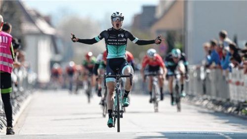Freude bei Linus Rosner über den Rennsieg im Rahmen der Rad-Bundesliga.