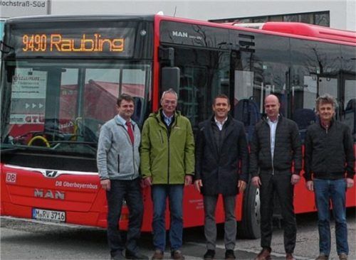 Freuen sich über die bessere Anbindung (von links): Rico Auerswald und Michael Schmidt vom RVO, Michael Rauscher und Joachim Krämer von zwei im Gewerbegebiet ansässigen Unternehmen sowie Hans Zagler von der RoVG.