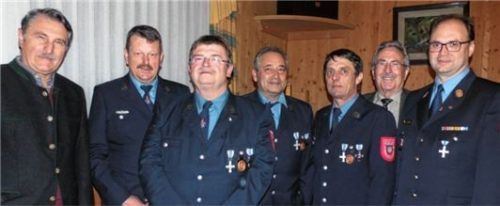 Für 40 Jahre im Feuerwehrdienst hat Bürgermeister Dr. Herbert Heiml (von links) Josef Binsteiner, Rudolf Wenisch, Rainer Schmidt, Franz Ross, Robert Adamhuber geehrt, daneben Landrat Georg Huber und Kreisbrandinspektor Bernd Michel.Foto  fim