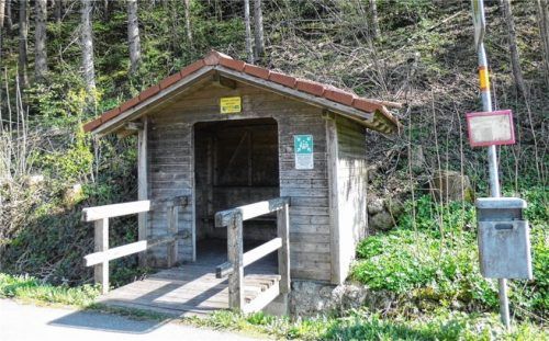 Für das Schulbushäuschen in Ensdorf muss ein neuer Standort gefunden werden.Foto  Fill
