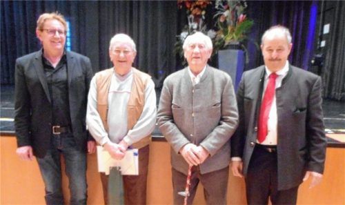 Für ihre 70-jährige Vereinszugehörigkeit wurden geehrt: Erich Weidinger (Zweiter von links) und Ludwig Zach (Zweiter von rechts), eingerahmt von Bürgermeister Peter Kloo (rechts) und Zweitem Bürgermeister Dieter Kannengießer (links). Foto re